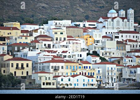 Panoramablick auf neoklassizistische Villen in Chora, der Hauptstadt der Insel Andros in den Kykladen, Griechenland. Stockfoto