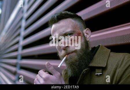 Hipster Mann mit Bart und Kino Make-up Rauchen eine Zigarette Stockfoto