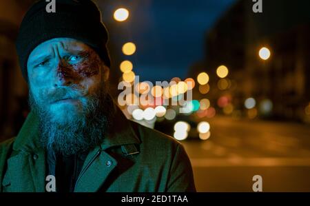 Hipster Mann mit Bart und Kino Make-up posiert auf der Straße Stockfoto