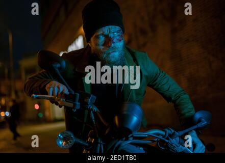 Hipster Mann mit Bart und Kino Make-up fahren ein Motorrad Stockfoto