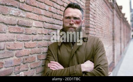 Hipster Mann mit Bart und Kino Make-up posiert auf der Straße und Blick auf die Kamera Stockfoto