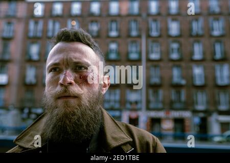Hipster Mann mit Bart und Kino Make-up posiert auf der Straße Stockfoto