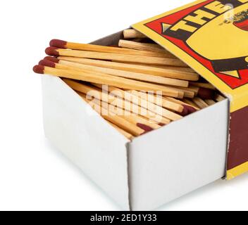 Vintage Papp Streichholzschachtel mit Matches isoliert auf weißem Hintergrund mit Clipping-Pfad. Streichhölzer in offener Streichhölzer auf weißem Unterlage - Retro-Style. Stockfoto