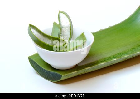 Aloe Blatt Scheiben in kleinen Schüsseln und Blatt schneiden Stockfoto
