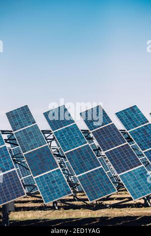 Moderne Sonnenkollektoren im Feld gegen bewölkten Himmel in installiert Photovoltaikkraftwerk Stockfoto