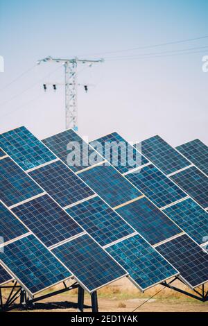Moderne Sonnenkollektoren im Feld gegen bewölkten Himmel in installiert Photovoltaikkraftwerk Stockfoto