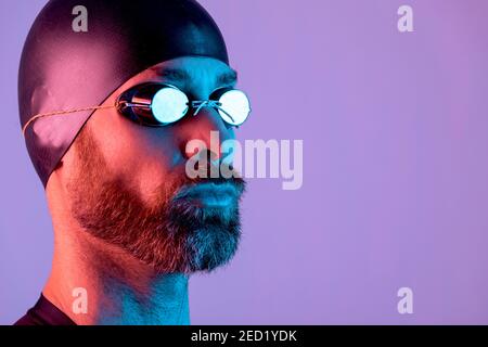 Seitenansicht Studio-Porträt eines Schwimmers mit Mütze und Schutzbrille Stockfoto