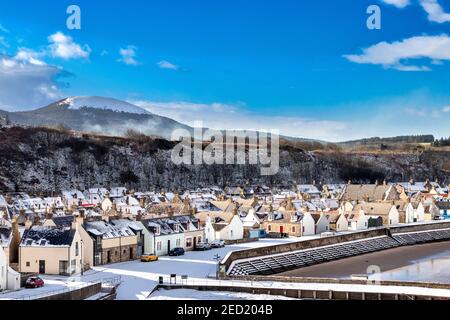 CULLEN BAY MORAY FIRTH SCHOTTLAND WINTERTAG MIT SCHNEE AUF DER STRANDHAFEN ODER STEG WÄNDE UND DIE SEATOWN HÄUSER Stockfoto