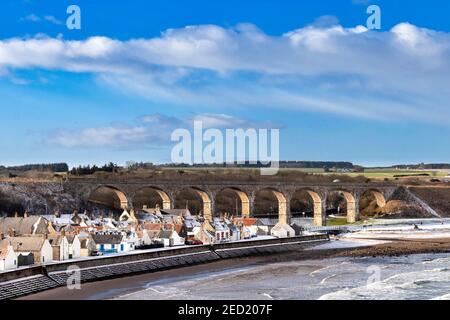 CULLEN BAY MORAY FIRTH SCHOTTLAND WINTERTAG MIT SCHNEE DIE STRANDVIADUKT UND SEATOWN HÄUSER Stockfoto