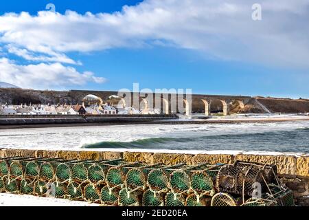 CULLEN BAY MORAY FIRTH SCHOTTLAND WINTERTAG MIT SCHNEE DIE VIADUKT HAFEN ODER STEG WAND MIT KRABBEN ODER HUMMER CREELS Stockfoto