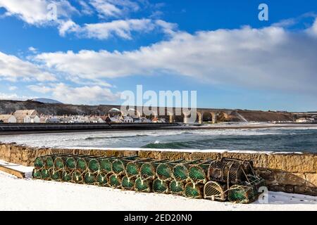 CULLEN BAY MORAY FIRTH SCHOTTLAND WINTERTAG MIT SCHNEE DIE VIADUKT HAFEN ODER STEG WAND MIT GRÜNEN KRABBEN ODER HUMMER EINFASSUNGEN Stockfoto