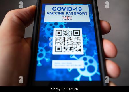 Konzeption eines möglichen elektronischen Covid-19 Impfpasses der britischen Regierung mit QR-Code auf einem Smartphone. Stockfoto