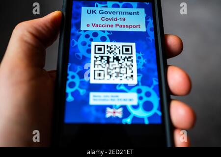 Konzeption eines möglichen elektronischen Covid-19 Impfpasses der britischen Regierung mit QR-Code auf einem Smartphone. Stockfoto