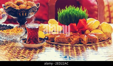 Navruz, ein aserbaidschanischer Nationalfeiertag. Süßigkeiten. Selektiver Fokus auf Lebensmittel Stockfoto