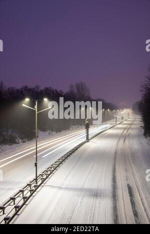 Verschneite Autobahn mit leichten Spuren von Autos, Magdeburg, Sachsen-Anhalt, Deutschland Stockfoto