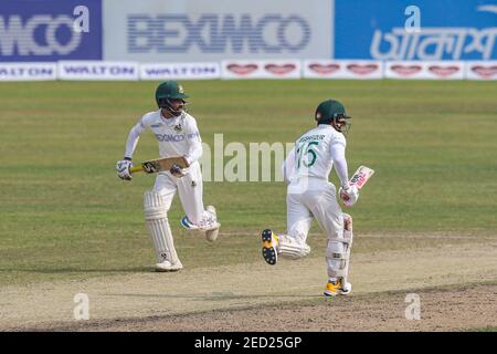 Bangladeshs Mushfiqur Rahim (R) und Mominul Haque (L) laufen am vierten Tag des zweiten Test-Cricket-Spiels zwischen Westindien und Bangladesch im Sher-e-Bangla National Cricket Stadium in Dhaka zwischen den Wickets. Stockfoto