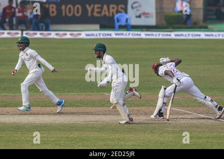 Liton das (M) und Mominul Haque (L) aus Bangladesch feiern nach der Entlassung von Jermaine Blackwood (R) aus West Indies am vierten Tag des zweiten Test-Cricket-Spiels zwischen West Indies und Bangladesch im Sher-e-Bangla National Cricket Stadium in Dhaka. Stockfoto