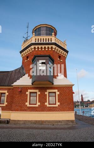 Leuchtturm im Hafen der Stadt Helsingborg in Schweden Stockfoto