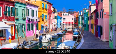 Die farbenprächtigsten traditionellen Fischerdorf (Dorf) Burano - Insel in der Nähe von Venedig. Italien Reisen und Sehenswürdigkeiten Stockfoto