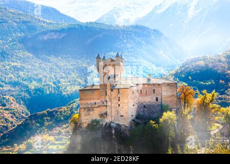 Beeindruckende Alpen Berglandschaft, schönes Tal der mittelalterlichen Burgen - Valle d'Aosta in Norditalien Stockfoto