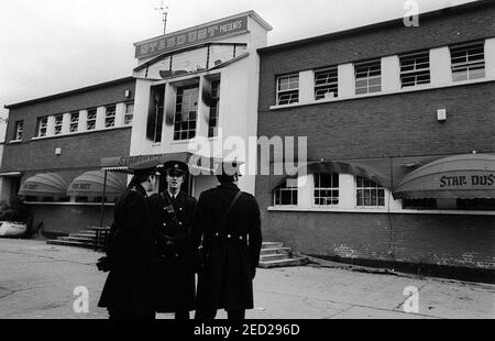 Datei Foto vom 14/2/1981 der Polizei stehen vor dem Haupteingang einer feuergeschwärzten Stardust Disco in Artane, Dublin, wo in den frühen Morgenstunden 48 Jugendliche bei einem Feuer umkamen. Ausgabedatum: Sonntag, 14. Februar 2021 Stockfoto