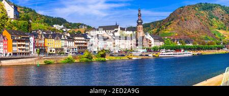 Reisen und Wahrzeichen von Deutschland - mittelalterliche Stadt Cochem beliebt Für Flusskreuzfahrten Stockfoto