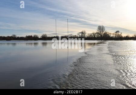 Überflutetes Feld in Stony Stratford, Buckinghamshire. Stockfoto
