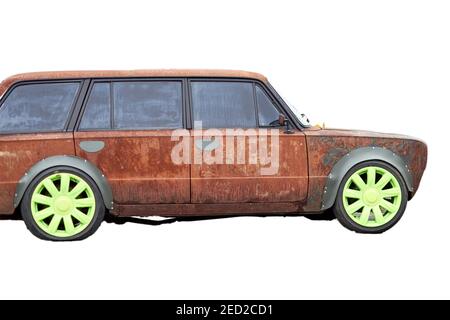 Rusty getunten Auto mit grünen Moderad, isoliert auf weißem Hintergrund Stockfoto
