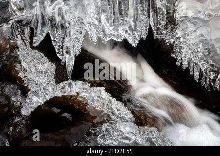 Ilkley, West Yorkshire, Großbritannien. Februar 2021, 14th. Der Fotograf fängt ein, was aussieht wie die Schneidezähne und Molaren von Jack Frosts beißenden Kiefern, als er das Land nach einer Woche eisigen Wetters verlässt. Ilkley, West Yorkshire Alamy Credit: Rebecca Cole/Alamy Live News Stockfoto
