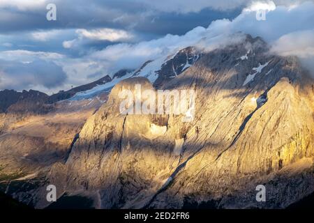 Sonnenlicht auf der Marmolada Berggruppe. Die Dolomiten, Fassatal. Italienische Alpen. Europa. Stockfoto