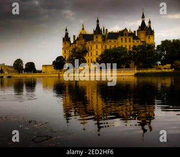 Dramatischer Blick auf das Schweriner Schloss am See Stockfoto