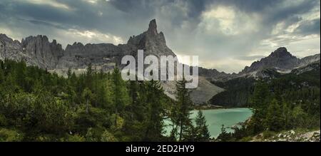 Blick auf den Sorapis See und den Finger Gottes in Die Dolomiten Stockfoto