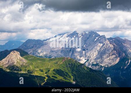 Sonnenlicht auf dem Pordoi-Pass und der Marmolada-Berggruppe. Die Dolomiten, Fassatal. Italienische Alpen. Europa. Stockfoto