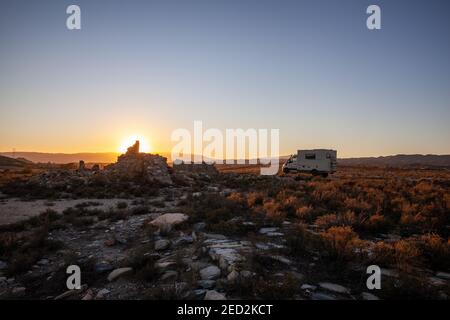 Offroad-Truck bei Sonnenuntergang Landschaft in der Wüste Tabernas Spanien Andalusien Abenteuer Reisen Stockfoto