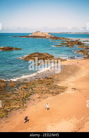 Strand und Festung Nationale Festung in Saint-Malo, auf Gezeiteninsel Petit Be, Frankreich, bei windigem Wetter und Ebbe. Fort wurde in 17th Jahrhundert gebaut. Stockfoto