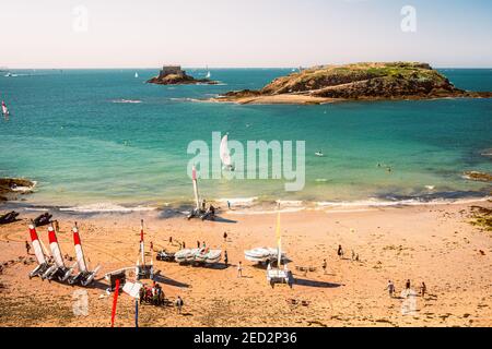 Segelboote und Strand in Saint Malo, mit einer kleinen Festung in der Ferne, Fort du Petit Be, St Malo, Frankreich Stockfoto