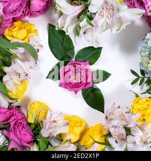 Gemischte Blumenanordnung: Verschiedene Blüten in verschiedenen Farben, in der Mitte ist eine rosa Rose Stockfoto