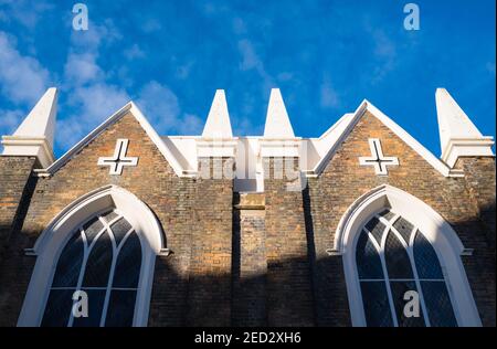 Ehemalige St. Marys Kirche, mit ihren invertierten Kreuzen und ägyptischen Stil Obelisken, Canterbury, Kent Stockfoto