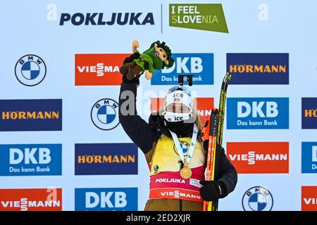 Pokljuka, Slowenien. Februar 2021, 14th. Biathlon: Weltmeisterschaft, Verfolgung 10 km, Frauen: Gewinnerin Tiril Eckhoff aus Norwegen jubelt mit ihrer Goldmedaille und Maskottchen Jurcek auf das Podium. Quelle: Sven Hoppe/dpa/Alamy Live News Stockfoto