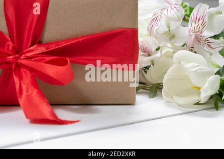 Zusammensetzung einer Geschenkbox, und ein Blumenstrauß. Urlaub und Glückwünsche Konzept Stockfoto