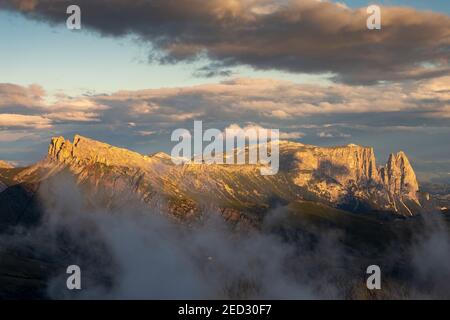 Sonnenlicht bei Sonnenaufgang auf den Gipfeln von Denti di Terrarossa und dem Schlernmassiv. Die Dolomiten. Italienische Alpen. Europa. Stockfoto