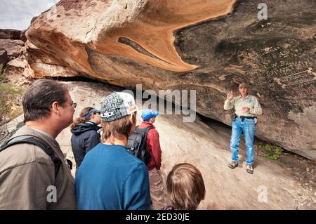 Bob White, freiwilliger Reiseleiter, auf Inschriften von frühen westlichen Reisenden, Hueco Tanks State Park und historische Stätte, in der Nähe von El Paso, Texas, USA Stockfoto