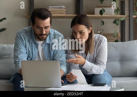 Seriöse Millennial Ehepartner in der Haushaltsführung beschäftigt verwalten Familienfinanzen Stockfoto