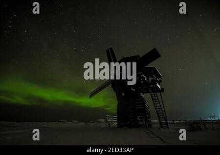 Februar 2021 - Kimzha. Die nördlichste Windmühle der Welt mit aurora borealis. Russland, Archangelsk Region Stockfoto