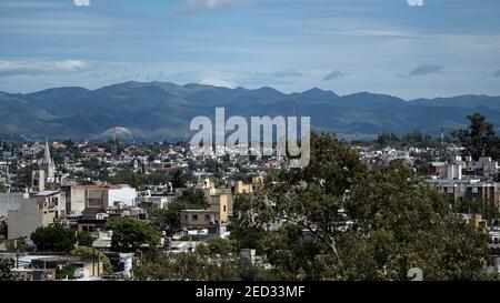 Blick auf Cordoba City Skyline mit den Bergen im Hintergrund, Cordoba Provinz, Argentinien. Stockfoto