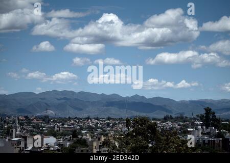 Blick auf Cordoba City Skyline mit den Bergen im Hintergrund, Cordoba Provinz, Argentinien. Stockfoto