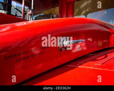 Nahaufnahme der Motorhaube des Routemaster-Busses, London Transport Museum Depot, Großbritannien Stockfoto