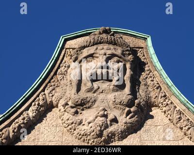 Skulptur auf dem Kupferdach der Galeria Kaufhof In Düsseldorf Stockfoto