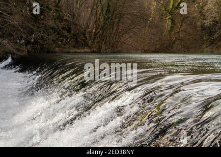 Kristallklarer Gebirgsfluss Slunjcica, fällt über Kaskade, tief im Bergwald in der Nähe von Rastoke Dorf, Kroatien Stockfoto