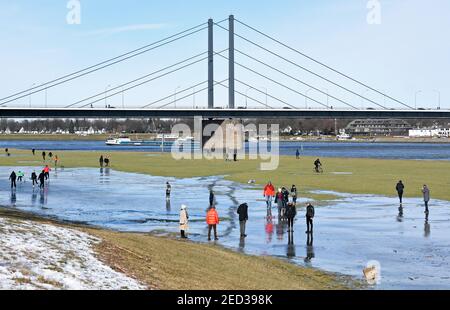 Buntes Treiben auf den gefrorenen Rheinwiesen in Düsseldorf Niederkassel. Stockfoto